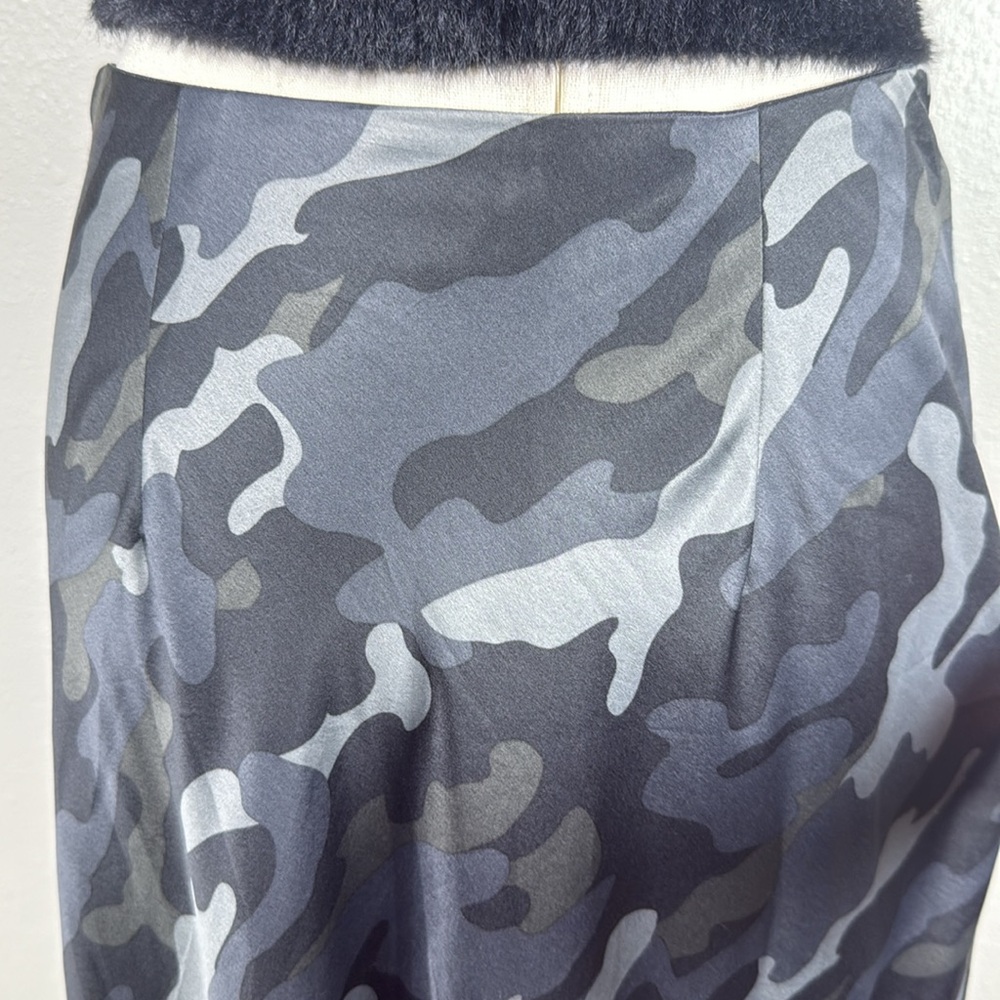 EXPRESS Satin Dark Camo Midi Skirt SM Flouncy Zip Gray Black Fall Neutral Read - Picture 13 of 15